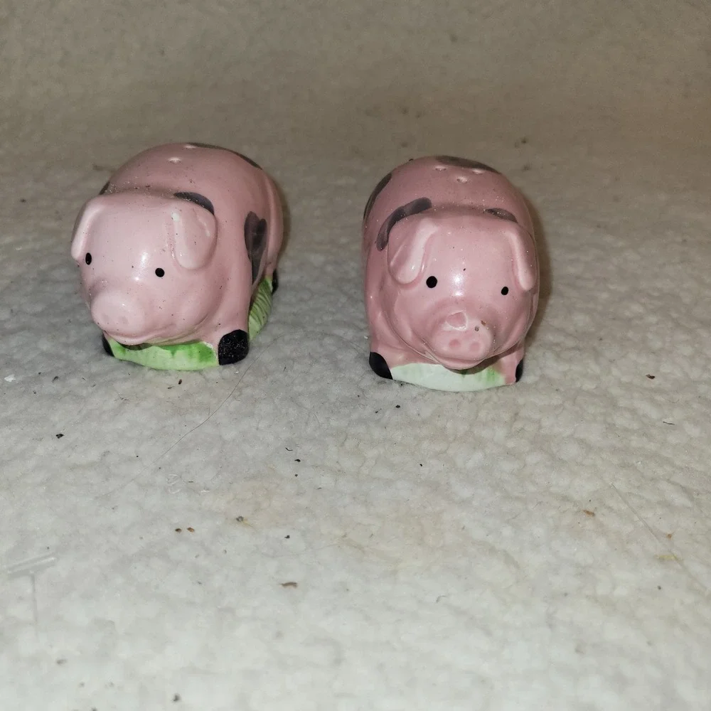 Salt & Pepper Shakers Classic Pink‎ Farm Pigs